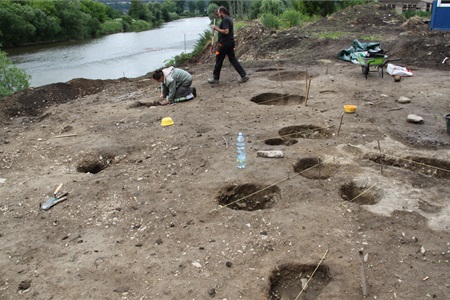 Archeologický výzkum na místě bývalého zahradnictví u řeky. Výzkum prováděla Mgr. Petra Zemanová Ústavu archeologické památkové péče Středních Čech.
Archeologický výzkum na místě bývalého zahradnictví u řeky. Výzkum prováděla Mgr. Petra Zemanová Ústavu archeologické památkové péče Středních Čech.
