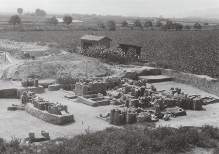Plocha výzkumů v roce 1959. Zdroj: Monografie dr. Zdeňky Krumphanzlové a kol.: "Raně středověké pohřebiště v Praze-Lahovicích", Muzeum hlavního města Prahy, 2013.