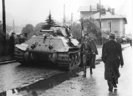 Ruská osvobozenecká armáda generála Vlasova na snímku u radotínského nádraží, rok 1945. Ruská osvobozenecká armáda generála Vlasova na snímku u radotínského nádraží, rok 1945.