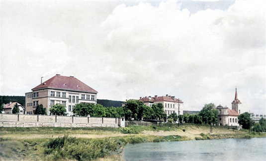 Pohled od řeky ke hřbitovu v roce 1940
