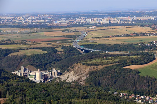Radotínské údolí z ptačí perspektivy - vpravo od cementárny přírodní památka Radotínské skály, za ní v roklině skrytý Orthocerový lůmek Radotínské údolí z ptačí perspektivy - vpravo od cementárny přírodní památka Radotínské skály, za ní v roklině skrytý Orthocerový lůmek