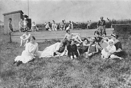 1935 (Říční lázně): Pohoda, klid, koupání, relaxace