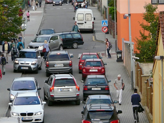 Loučanská ulice před úpravami vyzaduji