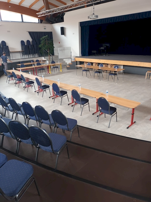 Příprava auly na večerní jednání Zastupitelstva městské části Praha 16; 26.3.2025