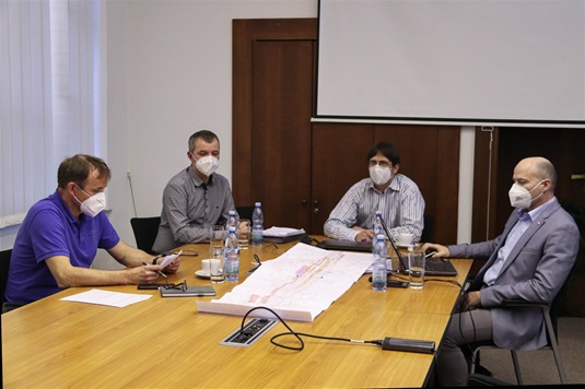 Debata k „Optimalizaci železniční trati Praha-Smíchov (mimo) - Černošice (mimo)“. Zleva: místostarosta Městské části Praha 16 Mgr. Miroslav Knotek., Ing. Michal Krošlák ze Stavby železnic (investor), hlavní stavbyvedoucí Ing. Radek Filip ze společnosti Eurovia CS (za zhotovitele) a Ing. Milan Krsek (projektant). Debata k „Optimalizaci železniční trati Praha-Smíchov (mimo) - Černošice (mimo)“. Zleva: místostarosta Městské části Praha 16 Mgr. Miroslav Knotek., Ing. Michal Krošlák ze Stavby železnic (investor), hlavní stavbyvedoucí Ing. Radek Filip ze společnosti Eurovia CS (za zhotovitele) a Ing. Milan Krsek (projektant).