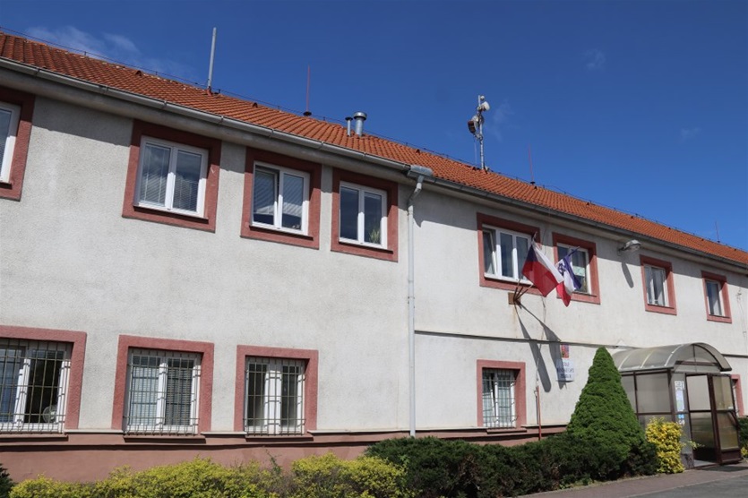 Na místě bývalé akumulátorky na náměstí Osvoboditelů č. p. 21 vyroste část nového Centra Radotín. Všichni úředníci odsud budou přestěhováni během následujících dvou měsíců. Na místě bývalé akumulátorky na náměstí Osvoboditelů č. p. 21 vyroste část nového Centra Radotín. Všichni úředníci odsud budou přestěhováni během následujících dvou měsíců.