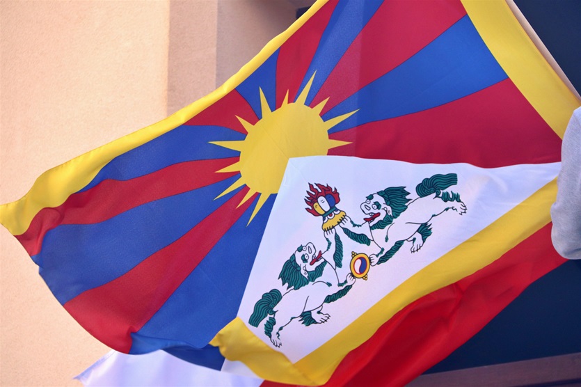 Tibetská vlajka na radotínské radnici, 8.3.2019