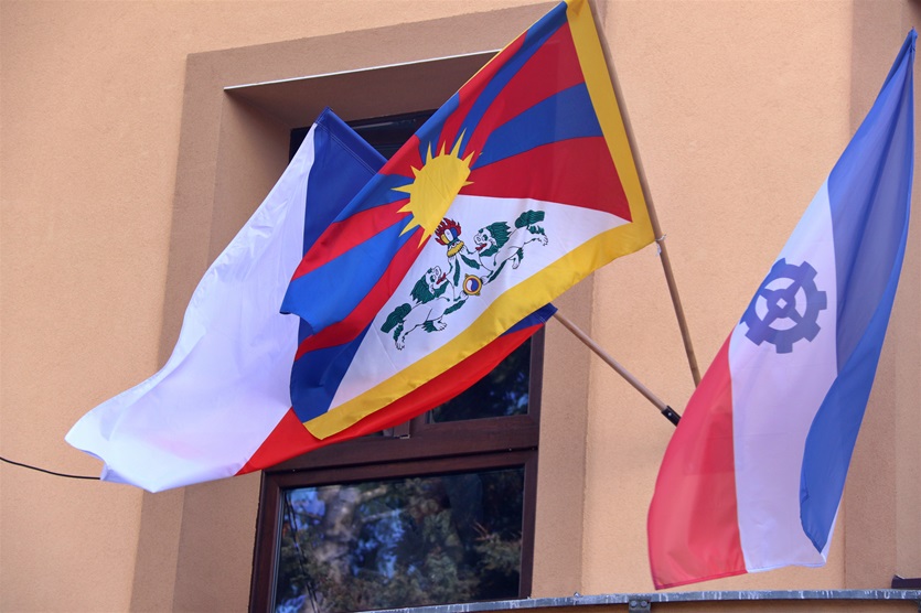 Tibetská vlajka na radotínské radnici, 8.3.2019