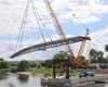 Přesun mostní konstrukce lávky na pilíře, 1.6.2022
