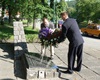 Kladení věnce u společné pamětní desky věnované památce padlých ve II. světové válce. (Mgr. Karel Hanzlík, starosta Městské části Praha 16 a zástupce starosty Mgr. Miroslav Knotek.<br />Foto: Ing. Pavel Jirásek, MČ Praha 16