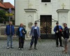 K úklidu nastoupeni: (zleva) radotínský starosta Mgr. K. Hanzlík, ředitelka místní knihovny Ing. I. Farníková, tajemník Úřadu MČ Praha 16 Ing. P. Jirásek a (zcela vpravo) 1. zástupce starosty Mgr. M. Knotek