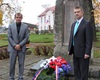 Pietní akt u pomníku padlých na náměstí Osvoboditelů. Vpravo starosta Městské části Praha 16 Mgr. Karel Hanzlík, nalevo jeho zástupce Mgr. Miroslav Knotek. 
