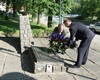 Kladení věnce u společné pamětní desky věnované památce padlých ve II. světové válce. (Mgr. Karel Hanzlík, starosta Městské části Praha 16 a zástupce starosty Mgr. Miroslav Knotek.<br />Foto: Ing. Pavel Jirásek, MČ Praha 16