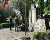 Kladení věnce u společné pamětní desky věnované památce padlých ve II. světové válce. (Mgr. Karel Hanzlík, starosta Městské části Praha 16 a zástupce starosty Mgr. Miroslav Knotek.<br />Foto: Ing. Pavel Jirásek, MČ Praha 16