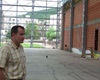 Miroslav Knotek, zástupce starosty Městské části Praha 16, se ujal role průvodce při prohlídce víceúčelové sportovní haly, 9.9.2008<br />Foto: MČ Praha 16, Jana Černá