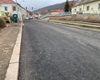 Modernizace trati. Pokládka litého asfaltu na komunikaci pod mostem, instalace zábradlí i veřejného osvětlení. 7.12.2020