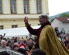 Karel IV. v podání Vladimíra Čecha přijíždí před radotínskou školu.<br />Foto: Emil Souček, MČ Praha 16