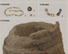 Nálezy z pohřebiště. Zdroj: Monografie dr. Zdeňky Krumphanzlové a kol.: "Raně středověké pohřebiště v Praze-Lahovicích", Muzeum hlavního města Prahy, 2013. Nálezy z pohřebiště. Zdroj: Monografie dr. Zdeňky Krumphanzlové a kol.: "Raně středověké pohřebiště v Praze-Lahovicích", Muzeum hlavního města Prahy, 2013.