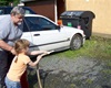 Přesně zaměřit proud vody není jednoduché ani s ruční stříkačkou