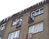 Dobrovolní hasiči likvidují nebezpečné rampouchy, Radotín 13.1.2010<br />Foto: Bc. V. Dbalý