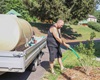 Proběhla další mohutná zálivka na jaře vysazených stromů a keřů, 23.6.2022