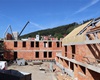 Na stavbě Kulturně komunitního centra Koruna pokračuje instalace konstrukce střechy a spojovací lávky mezi starou a novou budovou Koruny, 30.7.2020.