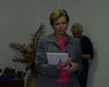 Vedoucí místní pobočky České spořitelny Jana Klusoňová předala dětem (či spíše rodičům) malý dárek.<br />Foto: Jana Černá