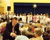 Kulturní středisko "U Koruny" 14.12.2009 - radotínský starosta Mgr. K. Hanzlík přinesl každému malý dárek