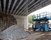 Modernizace trati; práce na železničním mostě u Horymírova náměstí v Radotíně, 21.7.2020