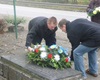 A společně se svým zástupcem Mgr. Miroslavem Knotkem položil k pomníku věnec.<br />Foto: Miroslav Moravec