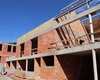 Na stavbě Kulturně komunitního centra Koruna pokračuje instalace konstrukce střechy a spojovací lávky mezi starou a novou budovou Koruny, 30.7.2020.