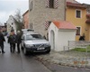 Krátce po příjezdu první "instalační" party. Vpravo čistí Š. Rak ml. sochu P. Marie.
