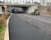 Modernizace trati. Pokládka litého asfaltu na komunikaci pod mostem, instalace zábradlí i veřejného osvětlení. 7.12.2020