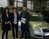 Automobil zn. Škoda Roomster předala starostovi Městské části Praha 16 Karlu Hanzlíkovi spolumajitelka firmy FEMAT Miluše Jirásková (uprostřed). Na snímku dále vedoucí Pečovatelské služby Praha - Radotín Simona Radová.<br />Foto: Jana Černá, MČ Praha 16