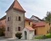 "Radotínská" věž. Vpravo obytná část, v popředí kaplička P. Marie (Foto: G. Tretter)