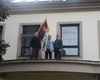 Tibetská vlajka zavlála 10.3.2009 na budově radnice Městské části Praha 16. (Zleva): radní Ing. Jan Farník, zástupci starosty Ing. Milan Bouzek a Mgr. Miroslav Knotek.<br />Foto: Emil Souček, MČ Praha 16