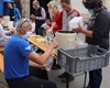 Dobrovolníci plní dezinfekce pro Distribuční centrum, 4.5.2020