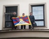 Vyvěšení tibetské vlajky na budovu radnice Městské části Praha 16 se ujali (zleva): radní Ing. Jan Farník, zástupci starosty Ing. Milan Bouzek a Mgr. Miroslav Knotek.<br />Foto: Emil Souček, MČ Praha 16