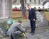 Pokládání věnce, vlevo zástupce starosty Mgr. M. Knotek, vpravo starosta Mgr. K. Hanzlík<br />Foto: Ing. Pavel Jirásek