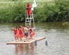 ...a pak odplula hlídat řeka sledována věrnými žraloky