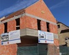 Na stavbě Kulturně komunitního centra Koruna pokračuje instalace konstrukce střechy a spojovací lávky mezi starou a novou budovou Koruny, 30.7.2020.