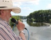 Moderátor neustále pohledem pátrá po hladině, za plavidla přijíždějí v tom pořadí, v jakém startovala