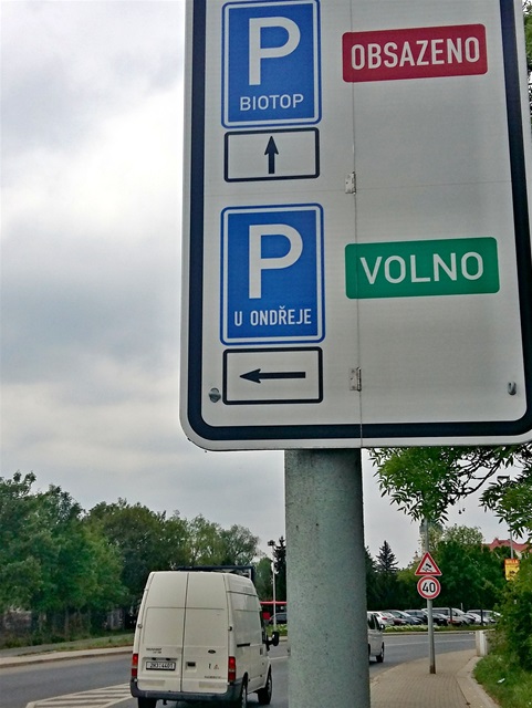 Tabule ve Výpadové ulici napoví, kde parkovat. Na Biotopu letos nezaparkujete. 3.5.2018