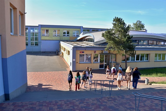 Kompletně opravený a dostavěný areál byl v roce 2018 rozšířen o moderní víceúčelovou aulu

