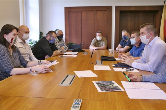 Vedení radotínské radnice na jednání se zástupci Policie ČR a investora modernizace železniční trati. Vedení radotínské radnice na jednání se zástupci Policie ČR a investora modernizace železniční trati.