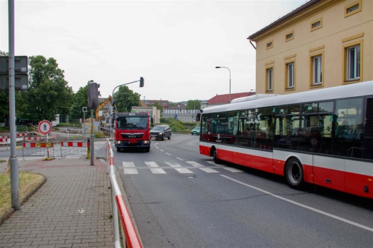 Křižovatka pod Korunou má ve směru od Karlické ulice k Horymírovou náměstí opět dva průjezdné pruhy, 11.6.2021